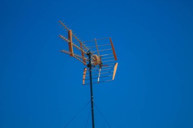 Seville İspanya Temmuz 05, 2021 İspanya 'nın güneyinde, sembolik şehir ve Endülüs Bölgesi' nin başkenti Seville 'deki eski Santa Cruz mahallesindeki bir binanın çatısının manzarası.