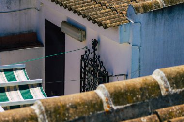 Seville İspanya Temmuz 05, 2021 İspanya 'nın güneyinde, sembolik şehir ve Endülüs Bölgesi' nin başkenti Seville 'deki eski Santa Cruz mahallesindeki bir binanın çatısının manzarası.