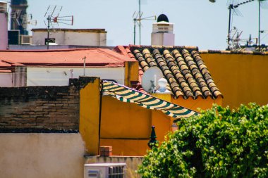 Seville İspanya Temmuz 05, 2021 İspanya 'nın güneyinde, sembolik şehir ve Endülüs Bölgesi' nin başkenti Seville 'deki eski Santa Cruz mahallesindeki bir binanın çatısının manzarası.