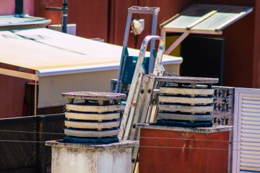 Seville İspanya Temmuz 05, 2021 İspanya 'nın güneyinde, sembolik şehir ve Endülüs Bölgesi' nin başkenti Seville 'deki eski Santa Cruz mahallesindeki bir binanın çatısının manzarası.