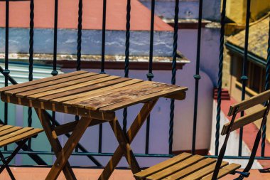 Seville İspanya Temmuz 05, 2021 İspanya 'nın güneyinde, sembolik şehir ve Endülüs Bölgesi' nin başkenti Seville 'deki eski Santa Cruz mahallesindeki bir binanın çatısının manzarası.