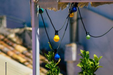 Seville İspanya Temmuz 05, 2021 İspanya 'nın güneyinde, sembolik şehir ve Endülüs Bölgesi' nin başkenti Seville 'deki eski Santa Cruz mahallesindeki bir binanın çatısının manzarası.