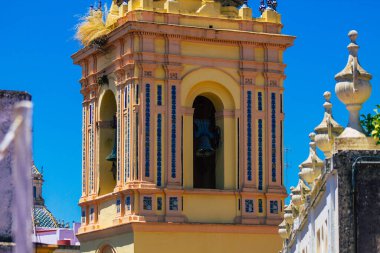 Seville İspanya Temmuz 05, 2021 İspanya 'nın güneyinde, sembolik şehir ve Endülüs Bölgesi' nin başkenti Seville 'deki eski Santa Cruz mahallesindeki bir binanın çatısının manzarası.