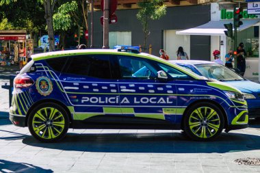 Seville İspanya 5 Temmuz 2021 Yerel polis, İspanya 'nın güneyinde, sembolik bir şehir ve Endülüs bölgesinin başkenti Sevilla sokaklarında devriye geziyor.