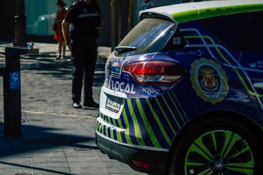 Seville İspanya 5 Temmuz 2021 Yerel polis, İspanya 'nın güneyinde, sembolik bir şehir ve Endülüs bölgesinin başkenti Sevilla sokaklarında devriye geziyor.