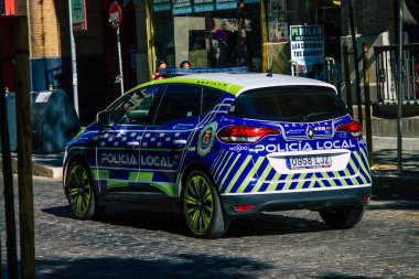 Seville İspanya 5 Temmuz 2021 Yerel polis, İspanya 'nın güneyinde, sembolik bir şehir ve Endülüs bölgesinin başkenti Sevilla sokaklarında devriye geziyor.