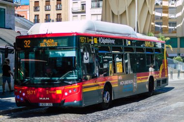 Seville İspanya 5 Temmuz 2021 otobüsü, İspanya 'nın güneyinde, sembolik bir şehir ve Endülüs bölgesinin başkenti olan Seville sokaklarından geçiyor.