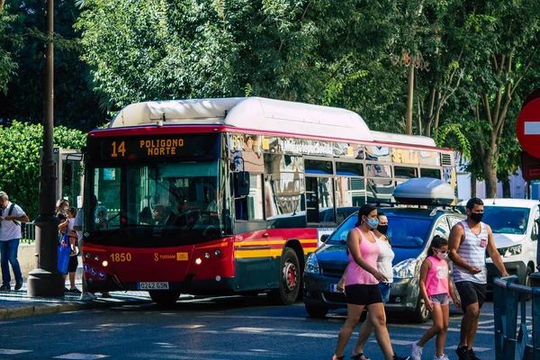 2021年7月5日 西班牙塞维利亚巴士驶过西班牙南部象征城市塞维利亚和安达卢西亚地区首府的街道 — 图库照片