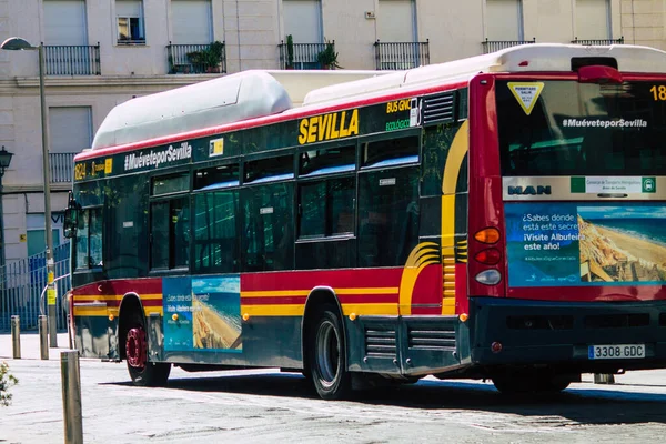 Sevilla España Julio 2021 Autobús Conduciendo Por Las Calles Sevilla — Foto de Stock