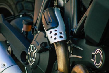 Seville İspanya 6 Temmuz 2021 Ducati Scrambler motosikleti İspanya 'nın güneyindeki Endülüs Bölgesi' nin başkenti ve sembolik bir şehir olan Sevilla sokaklarına park edilmiştir.