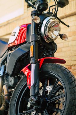 Seville İspanya 6 Temmuz 2021 Ducati Scrambler motosikleti İspanya 'nın güneyindeki Endülüs Bölgesi' nin başkenti ve sembolik bir şehir olan Sevilla sokaklarına park edilmiştir.