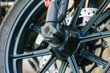 Seville İspanya 6 Temmuz 2021 Ducati Scrambler motosikleti İspanya 'nın güneyindeki Endülüs Bölgesi' nin başkenti ve sembolik bir şehir olan Sevilla sokaklarına park edilmiştir.