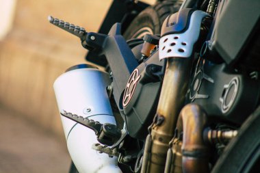 Seville İspanya 6 Temmuz 2021 Ducati Scrambler motosikleti İspanya 'nın güneyindeki Endülüs Bölgesi' nin başkenti ve sembolik bir şehir olan Sevilla sokaklarına park edilmiştir.