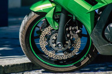 Sevilla İspanya 6 Temmuz 2021 Sevilla, İspanya 'nın güneyinde, sembolik bir şehir ve Endülüs Bölgesi' nin başkenti Sevilla caddelerine parketti.