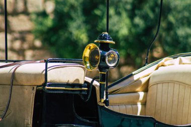 Sevilla İspanya 6 Temmuz 2021 Sevilla 'da fayton gezisi. Seville 'in tarihi merkezine git ve at arabası gezisi sırasında insanlar ana anıtları düşünebilecek.