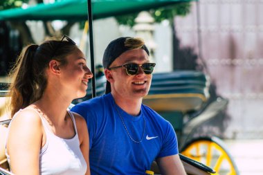 Sevilla İspanya 6 Temmuz 2021 Sevilla 'da fayton gezisi. Seville 'in tarihi merkezine git ve at arabası gezisi sırasında insanlar ana anıtları düşünebilecek.