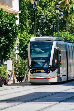 Seville İspanya 6 Temmuz 2021 İspanya 'nın güneyinde, sembolik bir şehir ve Endülüs Bölgesi' nin başkenti olan Sevilla caddelerinden geçen yolcular için modern elektrikli tramvay