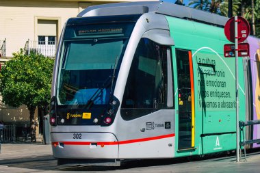 Seville İspanya 6 Temmuz 2021 İspanya 'nın güneyinde, sembolik bir şehir ve Endülüs Bölgesi' nin başkenti olan Sevilla caddelerinden geçen yolcular için modern elektrikli tramvay