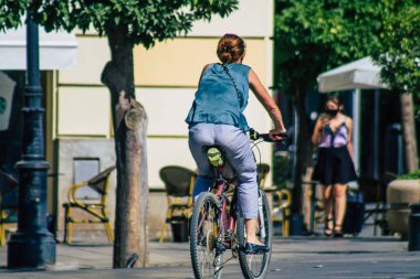 Sevilla İspanya 6 Temmuz 2021 İspanya 'nın güneyinde, sembolik bir şehir ve Endülüs bölgesinin başkenti olan Sevilla sokaklarında bisikletle dolaşan insanlar