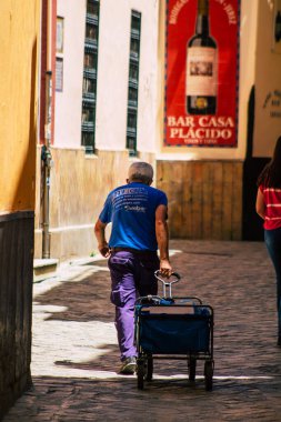 Sevilla İspanya 6 Temmuz 2021 Sevilla sokaklarında yürüyen yayalar koronavirüs salgını sırasında İspanya 'yı vuruyor, sokakta maske takmak zorunlu değil.