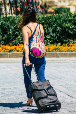 Sevilla İspanya 6 Temmuz 2021 Sevilla sokaklarında yürüyen yayalar koronavirüs salgını sırasında İspanya 'yı vuruyor, sokakta maske takmak zorunlu değil.