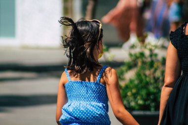 Sevilla İspanya 6 Temmuz 2021 Sevilla sokaklarında yürüyen yayalar koronavirüs salgını sırasında İspanya 'yı vuruyor, sokakta maske takmak zorunlu değil.