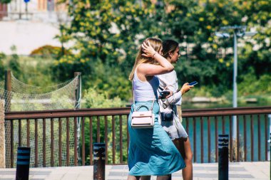 Sevilla İspanya 6 Temmuz 2021 Sevilla sokaklarında yürüyen yayalar koronavirüs salgını sırasında İspanya 'yı vuruyor, sokakta maske takmak zorunlu değil.