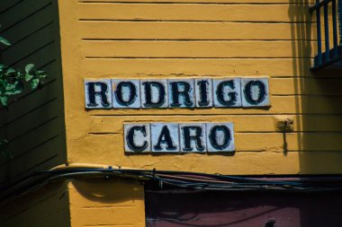 Sevilla İspanya 6 Temmuz 2021 Sokak tabelası veya yol tabelası Seville şehir merkezindeki yol kullanıcısına bilgi sağlamak için yolun kenarına ya da yukarısına dikilmiştir.