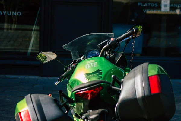 Sewilla Hiszpania Lipca 2021 Motocykl Zaparkowany Ulicach Sewilli Symbolicznego Miasta — Zdjęcie stockowe