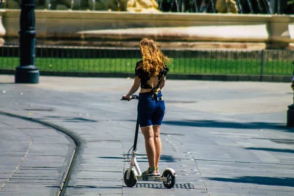 Sevilha Espanha Julho 2021 Pessoas Rolando Com Uma Scooter Elétrica — Fotografia de Stock