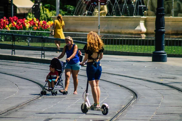 Севилья Испания Июля 2021 Года Люди Катаются Электрическом Скутере Улицам — стоковое фото