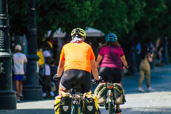 Sevilla Automatische Übersetzung Juli 2021 Menschen Rollen Mit Dem Fahrrad — Stockfoto