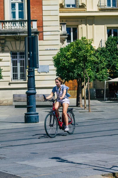 Sevilla Automatische Übersetzung Juli 2021 Menschen Rollen Mit Dem Fahrrad — Stockfoto