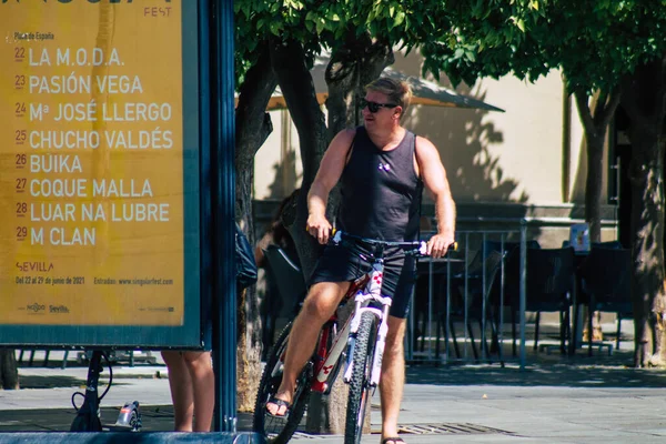 2021年7月6日在西班牙南部的塞维利亚 一个具有象征意义的城市和安达卢西亚地区的首府 人们骑着自行车在街上打滚 — 图库照片