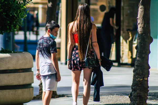 Sevilha Espanha Julho 2021 Pedestres Andando Pelas Ruas Sevilha Durante — Fotografia de Stock