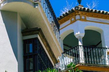 Sevilla İspanya 6 Temmuz 2021 İspanya 'nın güneyindeki Endülüs Bölgesi' nin başkenti ve sembolik bir şehir olan Sevilla sokaklarındaki bir binanın cephesi.