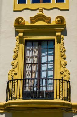 Sevilla İspanya 6 Temmuz 2021 İspanya 'nın güneyindeki Endülüs Bölgesi' nin başkenti ve sembolik bir şehir olan Sevilla sokaklarındaki bir binanın cephesi.