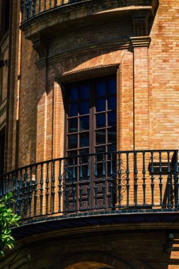 Sevilla İspanya 6 Temmuz 2021 İspanya 'nın güneyindeki Endülüs Bölgesi' nin başkenti ve sembolik bir şehir olan Sevilla sokaklarındaki bir binanın cephesi.