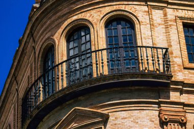 Sevilla İspanya 6 Temmuz 2021 İspanya 'nın güneyindeki Endülüs Bölgesi' nin başkenti ve sembolik bir şehir olan Sevilla sokaklarındaki bir binanın cephesi.