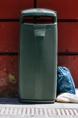 Sevilla İspanya 7 Temmuz 2021 Seville sokaklarında çöp konteyneri, sembolik bir şehir ve İspanya 'nın güneyinde Endülüs Bölgesi' nin başkenti.