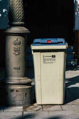 Sevilla İspanya 7 Temmuz 2021 Seville sokaklarında çöp konteyneri, sembolik bir şehir ve İspanya 'nın güneyinde Endülüs Bölgesi' nin başkenti.