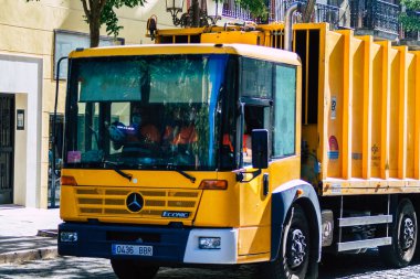 Sevilla İspanya 7 Temmuz 2021 Seville caddelerinden geçen çöp kamyonu, sembolik bir şehir ve İspanya 'nın güneyindeki Endülüs bölgesinin başkenti.