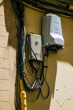 Seville İspanya 07 Temmuz 2021 İspanya 'nın güneyinde, sembolik bir şehir ve Endülüs Bölgesi' nin başkenti Seville sokaklarındaki bir binanın cephesinde bulunan elektrik kabloları.