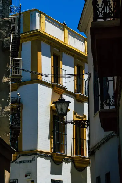 セビリアスペイン2021年7月06日スペイン南部のアンダルシア地方の象徴的な都市と首都セビリアの通りにある建物のファサード — ストック写真