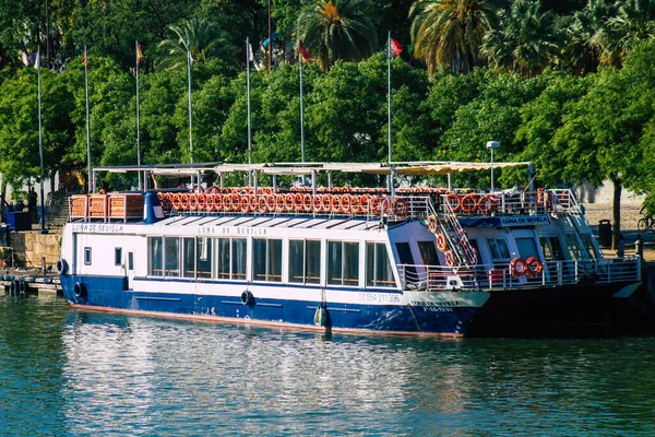 Seville Spain July 2021 Tourist Boats Moored Guadalquivir River Crosses — Stock Photo, Image