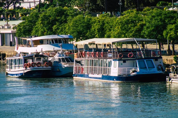 Sevilha Espanha Julho 2021 Barcos Turísticos Atracados Rio Guadalquivir Que — Fotografia de Stock