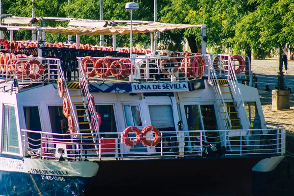 Sevilla España Julio 2021 Barcos Turísticos Amarrados Río Guadalquivir Que — Foto de Stock