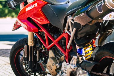 Seville İspanya 9 Temmuz 2021 Sevilla Ducati motosikleti İspanya 'nın güneyinde, sembolik bir şehir ve Endülüs Bölgesi' nin başkenti Seville sokaklarına park edilmiştir.