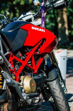 Seville İspanya 9 Temmuz 2021 Sevilla Ducati motosikleti İspanya 'nın güneyinde, sembolik bir şehir ve Endülüs Bölgesi' nin başkenti Seville sokaklarına park edilmiştir.