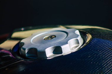 Seville İspanya 9 Temmuz 2021 Sevilla Ducati motosikleti İspanya 'nın güneyinde, sembolik bir şehir ve Endülüs Bölgesi' nin başkenti Seville sokaklarına park edilmiştir.